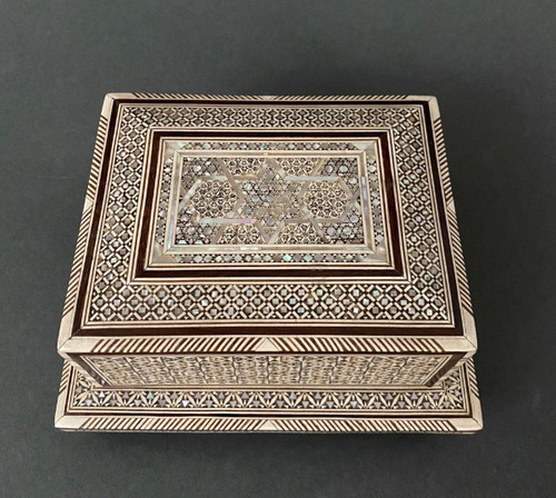 Mother-of-pearl marquetry oriental cigarette box musical box 20th century