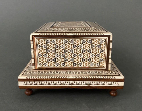 Mother-of-pearl marquetry oriental cigarette box musical box 20th century