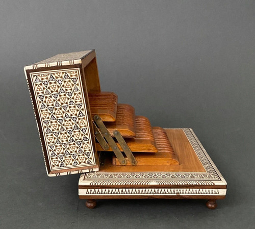 Mother-of-pearl marquetry oriental cigarette box musical box 20th century