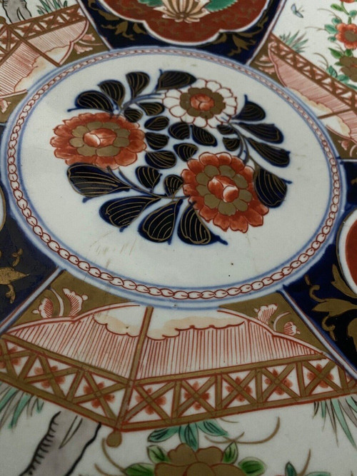 Grande piatto in porcellana Imari, XIX secolo, disegno floreale