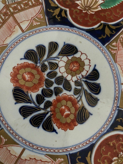 Grande piatto in porcellana Imari, XIX secolo, disegno floreale