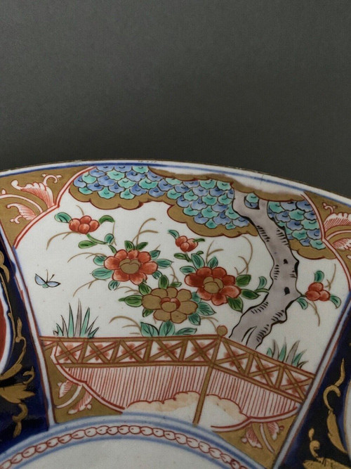 Grande piatto in porcellana Imari, XIX secolo, disegno floreale