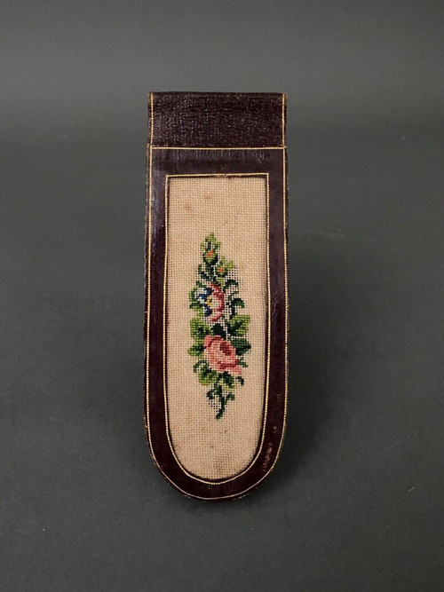 Rare message case in iron-stamped leather with floral decoration, late 18th century