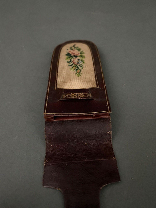 Rare message case in iron-stamped leather with floral decoration, late 18th century