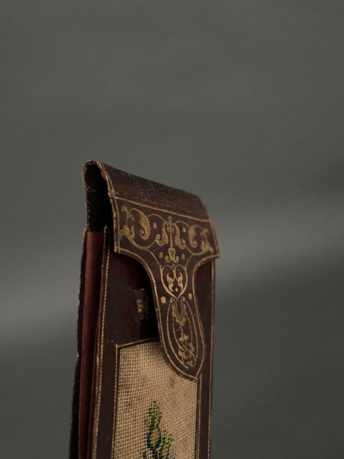 Rare message case in iron-stamped leather with floral decoration, late 18th century