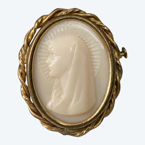 Cameo with religious decoration depicting a Madonna in brooch, early 20th century