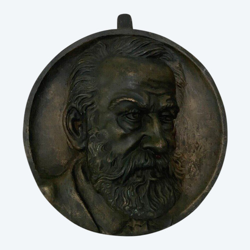 Médaillon en bronze XIXe représentant Victor Hugo