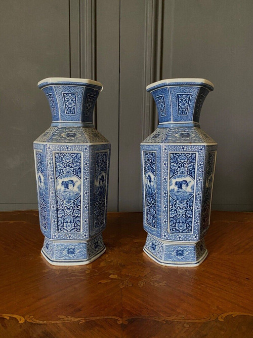 Paire de vases japonais hexagonaux fond bleu pans coupés DEC 739