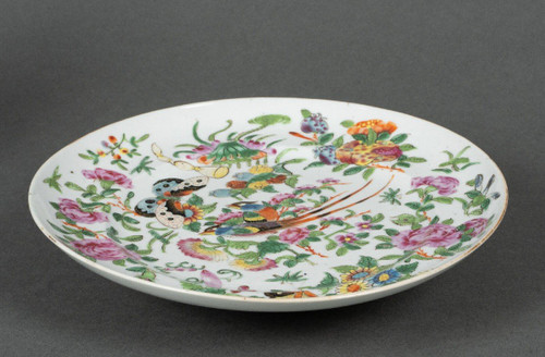 Assiette en porcelaine de Canton XIXe décor de papillons et d'oiseau