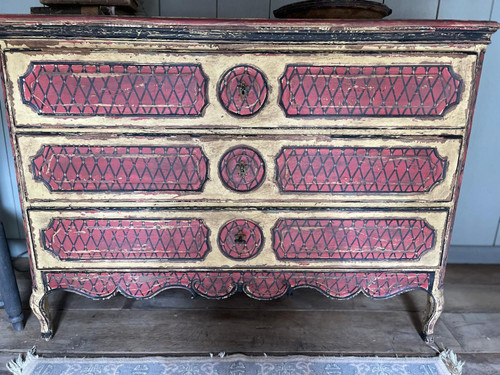 Commode Louis XV en bois patine datant du 18e siècle 