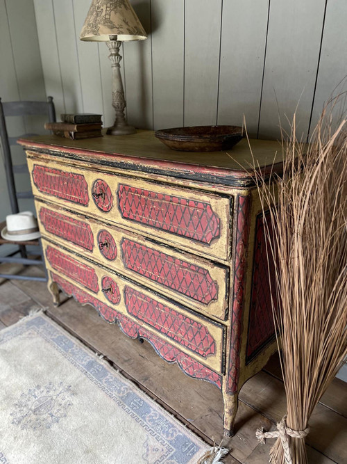 Commode Louis XV en bois patine datant du 18e siècle 