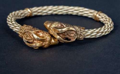 Bracciale in metallo dorato ornato da due teste di ariete, inizio XX secolo