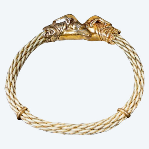 Bracciale in metallo dorato ornato da due teste di ariete, inizio XX secolo