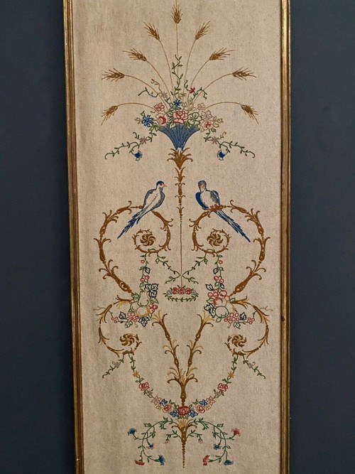 Panneau brodé 1900 style Louis XVI décor d'oiseaux cadre baguette