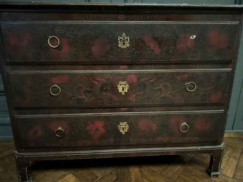 Chinese lacquer chest of drawers with dragon decoration, late 19th century