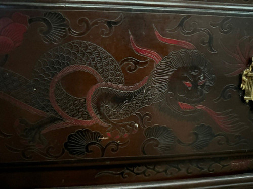 Chinese lacquer chest of drawers with dragon decoration, late 19th century