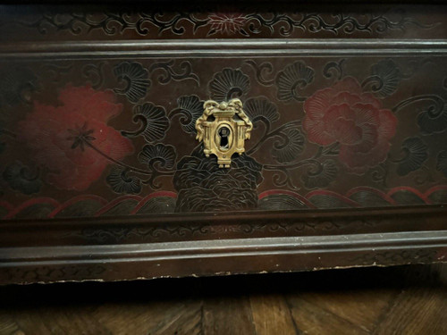 Chinese lacquer chest of drawers with dragon decoration, late 19th century