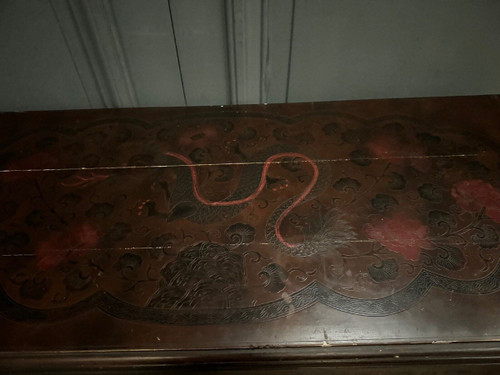 Chinese lacquer chest of drawers with dragon decoration, late 19th century