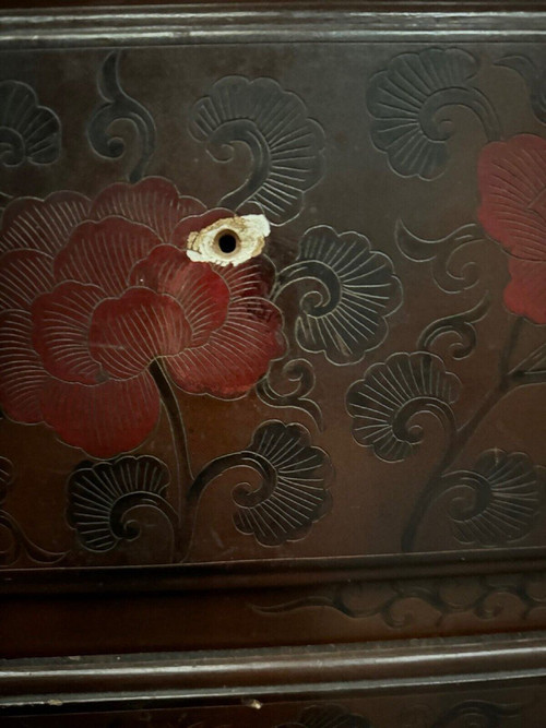 Chinese lacquer chest of drawers with dragon decoration, late 19th century