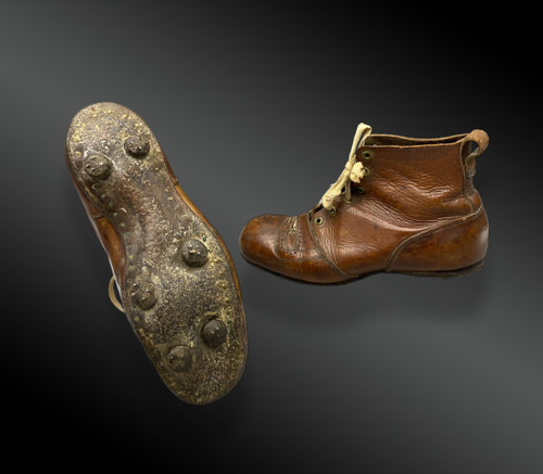 Paar Lederschuhe mit Stollen für Erwachsene (Fußball). Um 1920