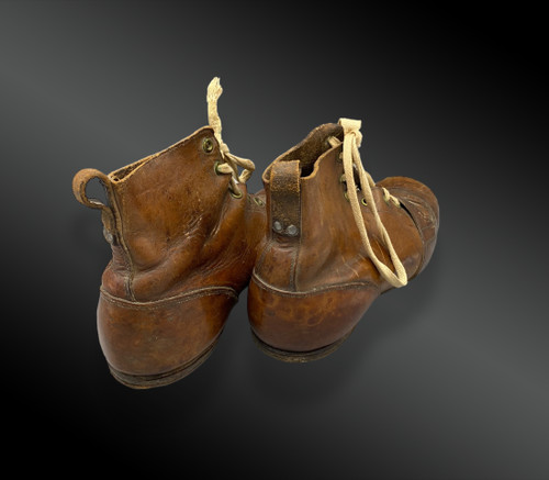 Paar Lederschuhe mit Stollen für Erwachsene (Fußball). Um 1920