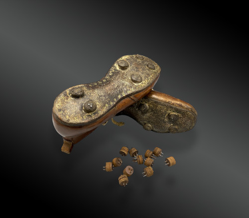 Paar Lederschuhe mit Stollen für Erwachsene (Fußball). Um 1920