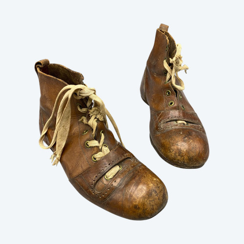 Paar Lederschuhe mit Stollen für Erwachsene (Fußball). Um 1920