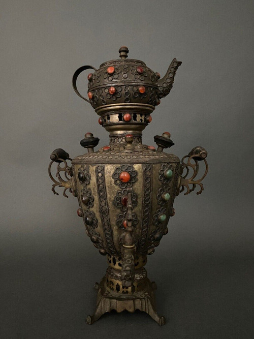 Samovar en laiton cuivre Tibet XXe filigrané avec incrustations