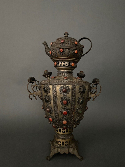 Samovar en laiton cuivre Tibet XXe filigrané avec incrustations