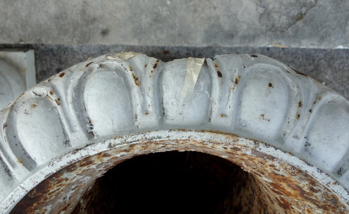 Coppia di grandi vasi medicei da ornamento da giardino in ghisa, periodo '800 - cm 51,5