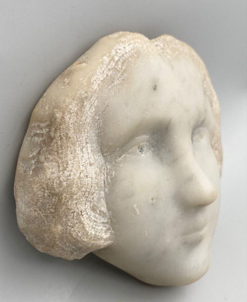 Tête de jeune fille en marbre dans le goût de la Haute Époque XXe sculpture