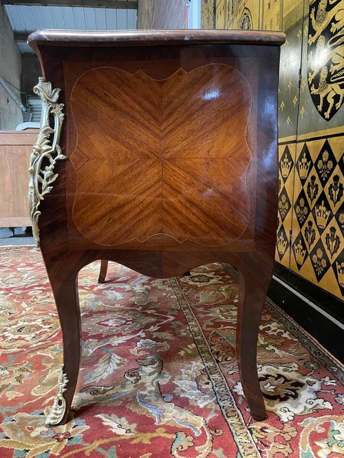 Commode en marqueterie de style Louis XV