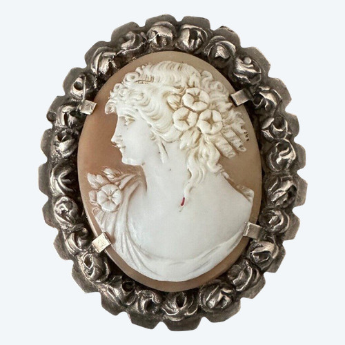 Late 19th century brooch cameo depicting a woman's profile in the Antique style.