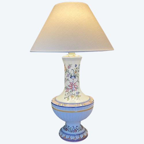 Belle lampe en porcelaine dans le style de Rouen 