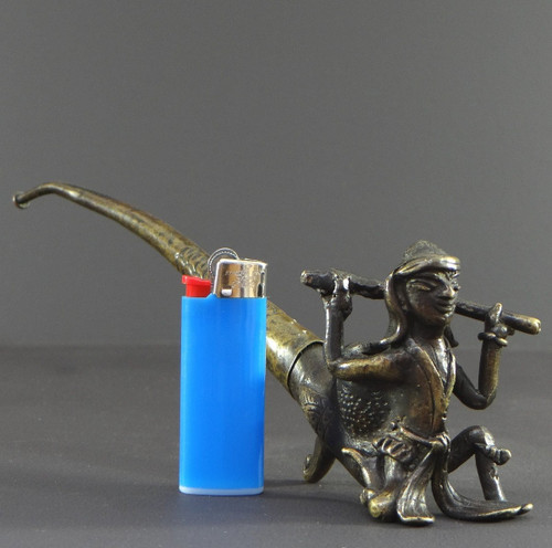 Birmanie, Années 1920/1930, Pipe En Bronze Et Laiton Ornée d'Un Nat. 