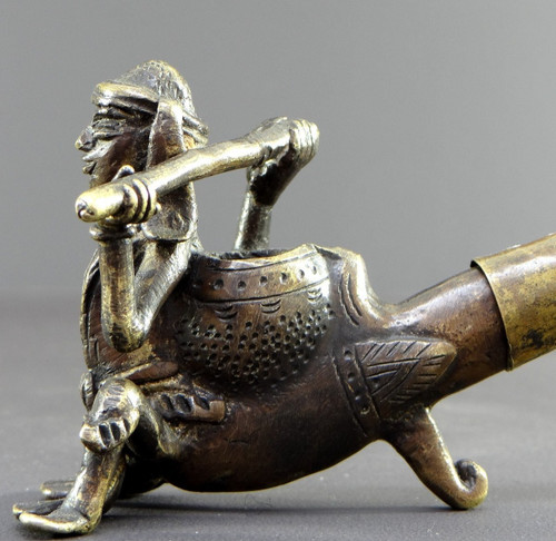 Birmanie, Années 1920/1930, Pipe En Bronze Et Laiton Ornée d'Un Nat. 