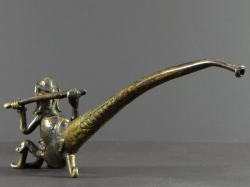 Birmanie, Années 1920/1930, Pipe En Bronze Et Laiton Ornée d'Un Nat. 