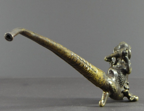 Birmanie, Années 1920/1930, Pipe En Bronze Et Laiton Ornée d'Un Nat. 