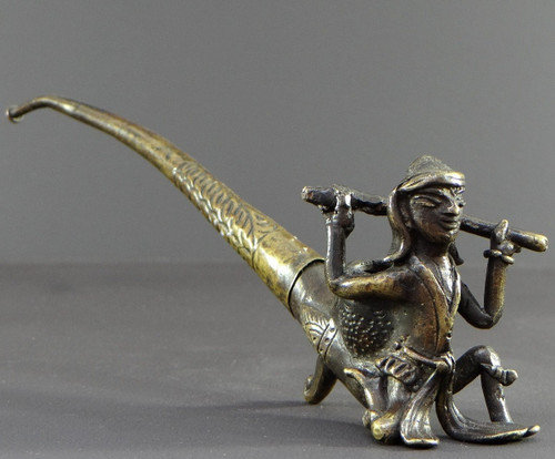 Birmanie, Années 1920/1930, Pipe En Bronze Et Laiton Ornée d'Un Nat. 