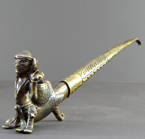 Birmanie, Années 1920/1930, Pipe En Bronze Et Laiton Ornée d'Un Nat. 