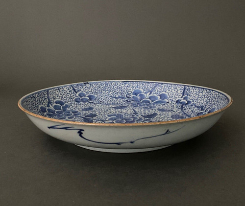 Soup plate China 18th century, blue and white floral design