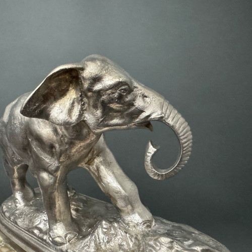 1930 soggetto in bronzo argentato raffigurante un elefante su base di onice