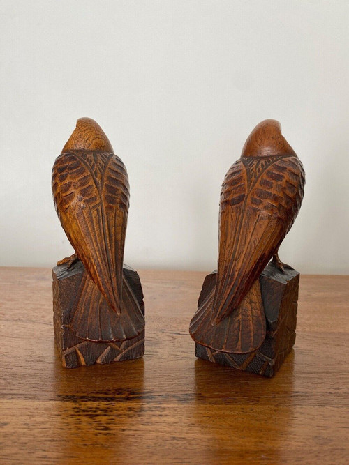 Paire d'oiseaux serre-livres Art déco en bois sculpté cubisant 1930