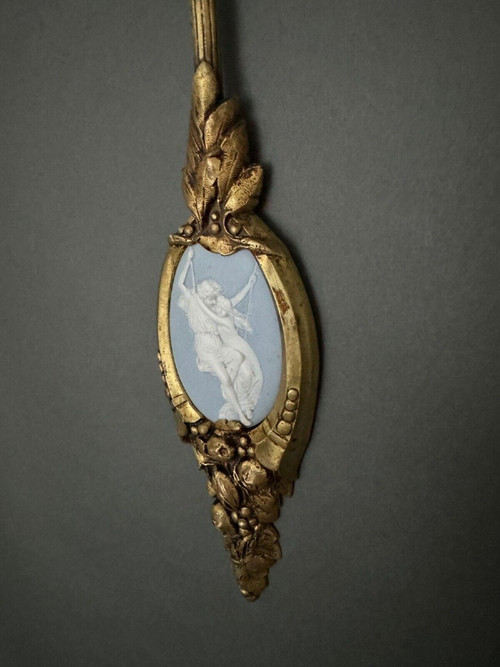 Applique en bronze doré avec plaque Wedgwood couple à la balançoire XXe