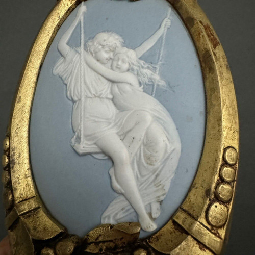 Applique en bronze doré avec plaque Wedgwood couple à la balançoire XXe