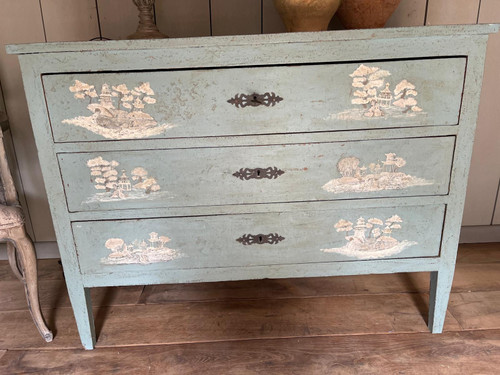 Chest of drawers with Chinese motifs from the 19th century, very fine patina