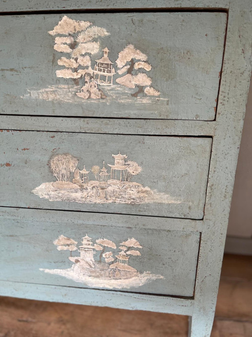 Chest of drawers with Chinese motifs from the 19th century, very fine patina