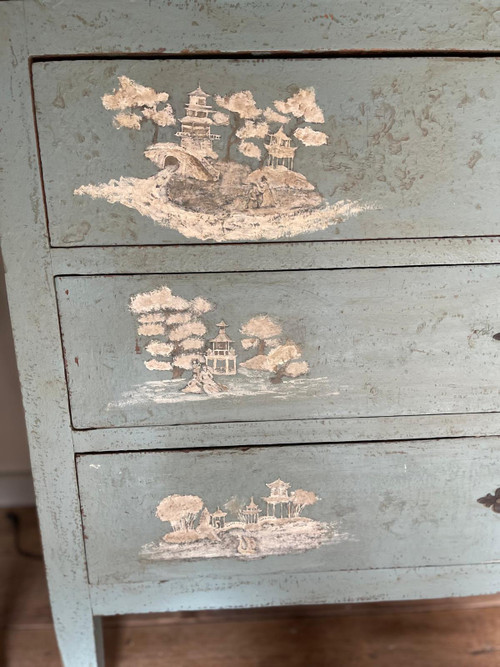 Chest of drawers with Chinese motifs from the 19th century, very fine patina