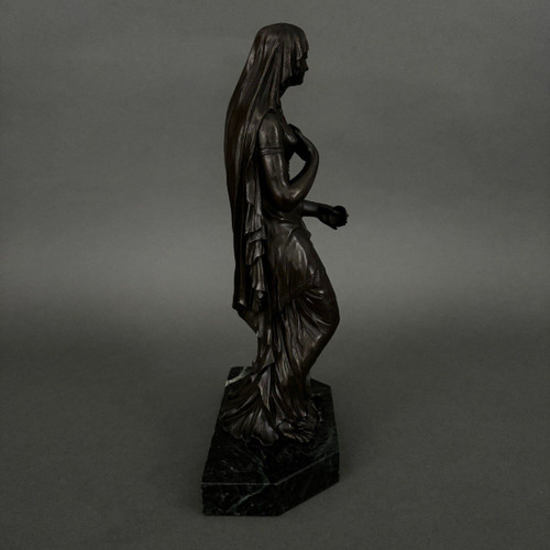 Sculpture en bronze XIXe femme à l'Antique drapée sur socle en marbre