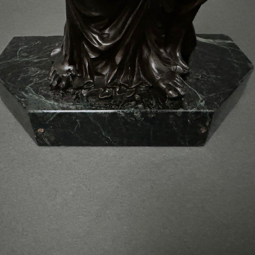 Sculpture en bronze XIXe femme à l'Antique drapée sur socle en marbre